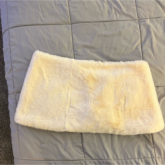 Faux fur winter shawl - Picture 3 of 3